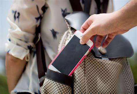 Mulher tem celular roubado próximo a avenida Mário Andreazza em Esplanada