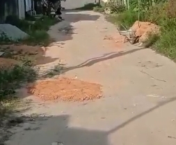 Vídeo: Cansados de esperar pela Prefeitura moradores dos Capuchinhos iniciam tapa-buracos com recursos próprios