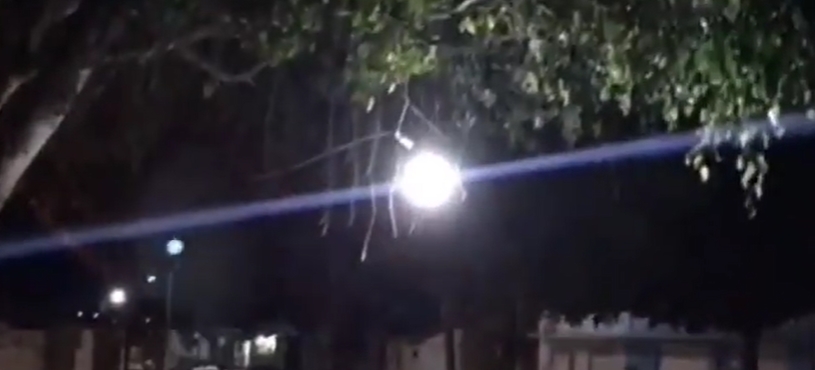 Moradores fazem gambiarra para iluminar praça pública na Santa Terezinha