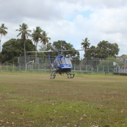 Primeiras doses de vacina contra a Covid-19 chega de helicóptero ao município do Conde