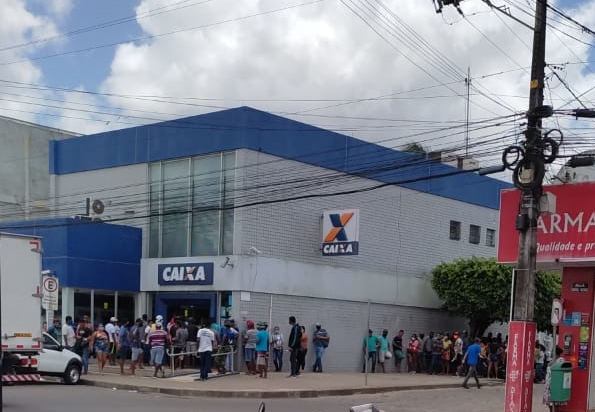 Após retirada de toldos e cadeiras esplanadenses voltam a sofrer no sol para saque de auxílio