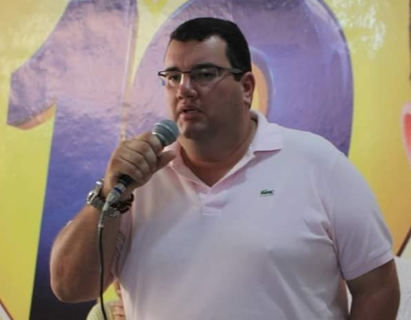 Rodrigo de Dedé se pronuncia nas redes sociais e destaca ser contra taxar esplanadense na conta de luz e frisa que Nandinho governa para os ricos e que não falta milhões para os amigos empresários