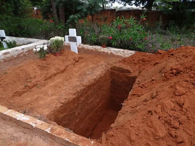 Cemitérios públicos do Malombê e Timbó seguem lotados e com corpos sendo enterrados em cima de outros