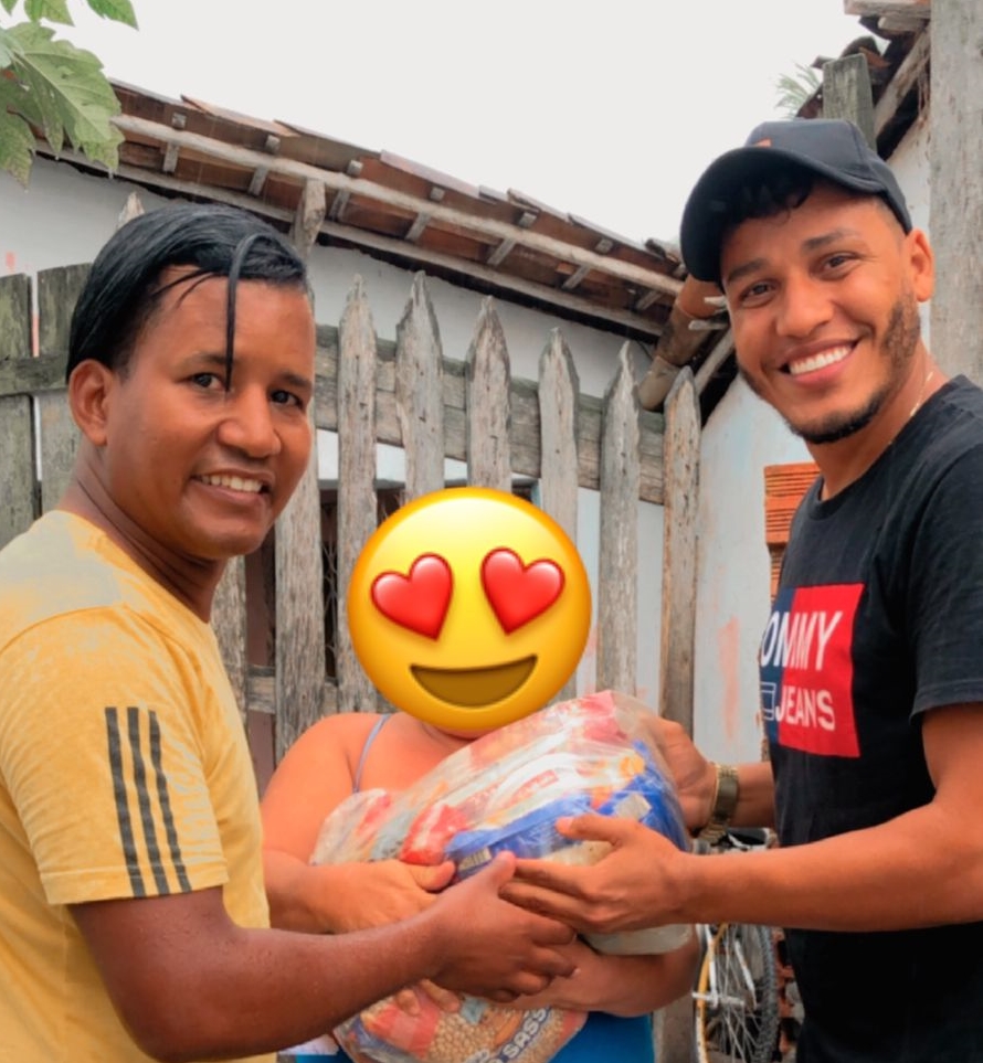 Influencers digitais Osvaldo Jr. e Charles Batista realizam campanha e arrecadam centenas de quilos de alimentos no Natal dos Blogueiros em Esplanada