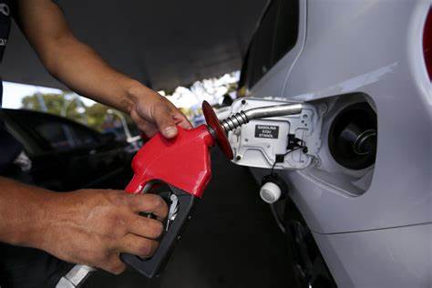 Preço de gasolina e etanol recua nos postos