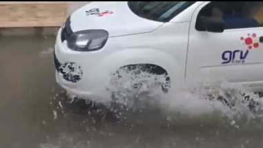 Vídeo: Moradora grava vídeo de rua alagada e cobra ação da Prefeitura ''Quebra molas muito alto''