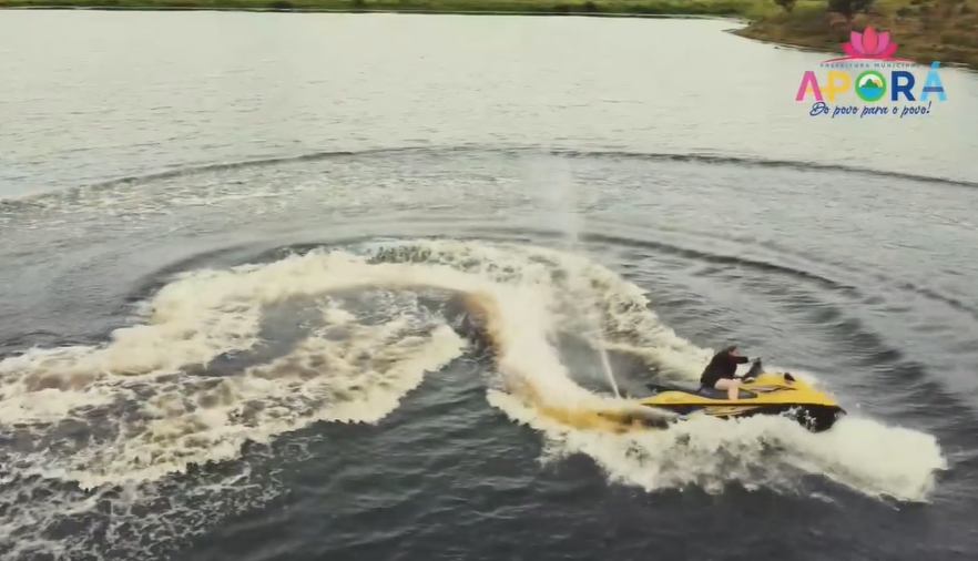 Prefeita de Aporá anda de jetski na lagoa e convida visitantes para novo ponto turístico