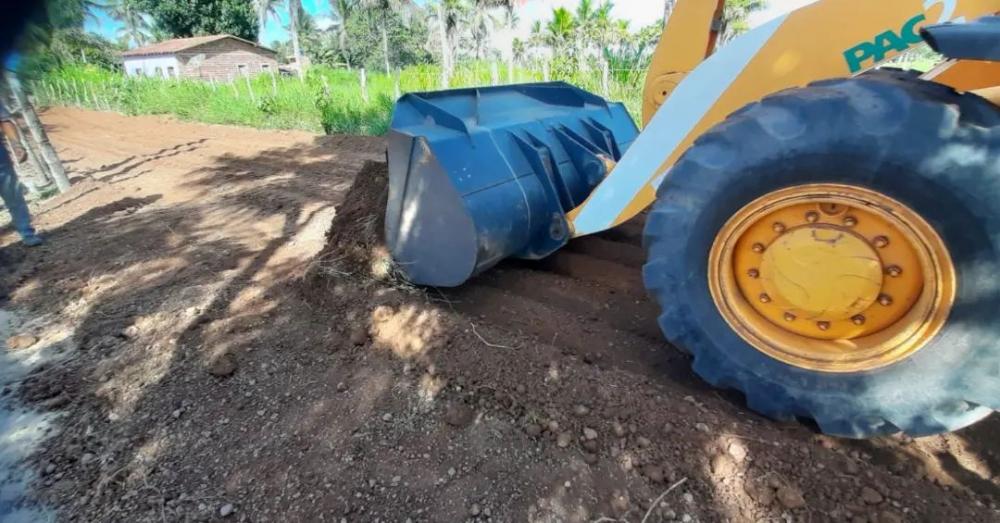 Prefeito Nandinho destaca atenção e investimento em estradas rurais em seu governo ''Sempre que temos alguma estiagem, a equipe da Secretaria de Obras e Serviços Públicos entre em campo''