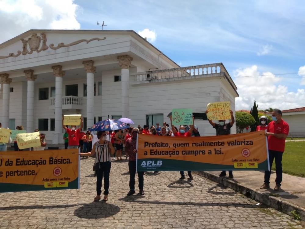 Em defesa da educação professores de Esplanada fazem manifestação na Câmara, Seduc e Prefeitura; Entenda