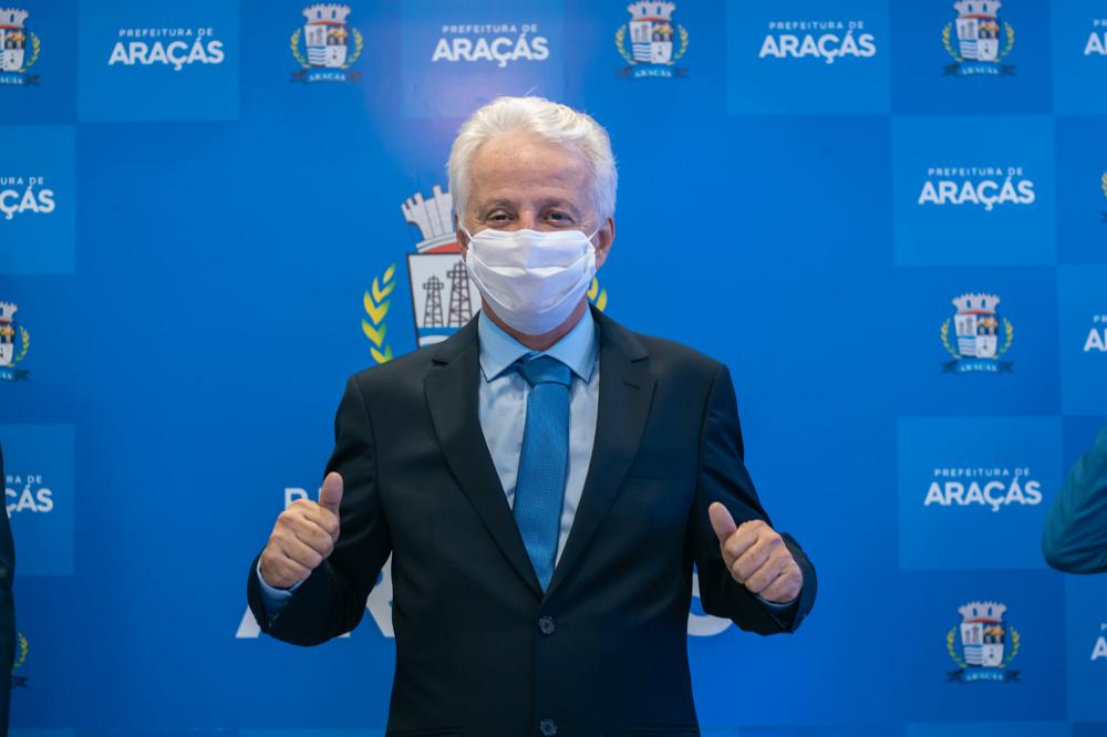 Prefeito de Araçás cumpre Lei Federal e reajusta salário dos professores em 33,24%