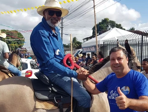 Pré-candidato a Deputado Estadual esplanadense Emerson Penalva monta tenda no 2 de Julho do Timbó para receber amigos e diz que bairro fechou com ele