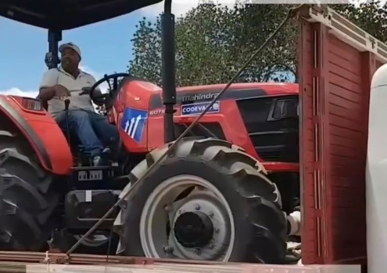 Ex-prefeito José Aldemir entrega trator 0km em comunidade rural de Esplanada