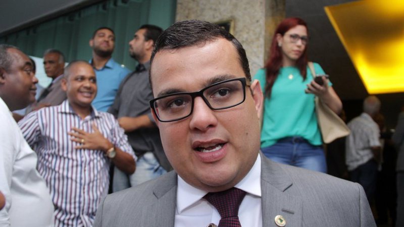 Alex Lima reage após aparecer como cotado para o TCM
