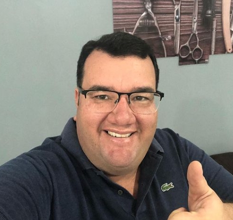 Com foco na internet, ex-prefeito Rodrigo de Dedé volta a liderar oposição em Esplanada