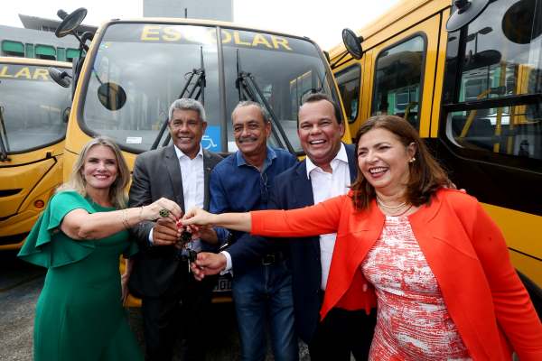 Jerônimo entrega novos ônibus escolares para Esplanada: ‘Vai qualificar o transporte’