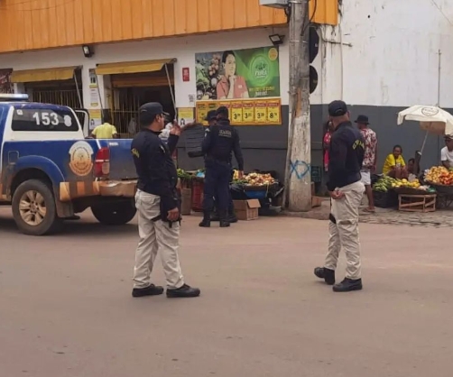 GCM Esplanada, SMTE e Fiscais de Feira fazem operação para liberar calçadas de comércios no centro do município