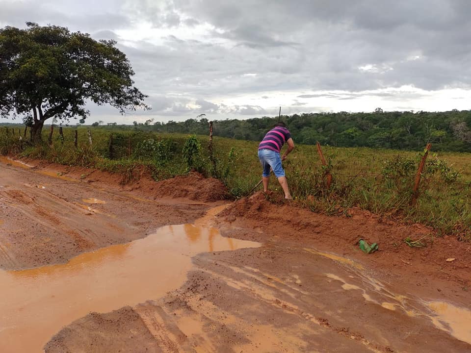 Em dia de chuva Vice-Prefeito abre vala para escoar água de estrada de terra de São José