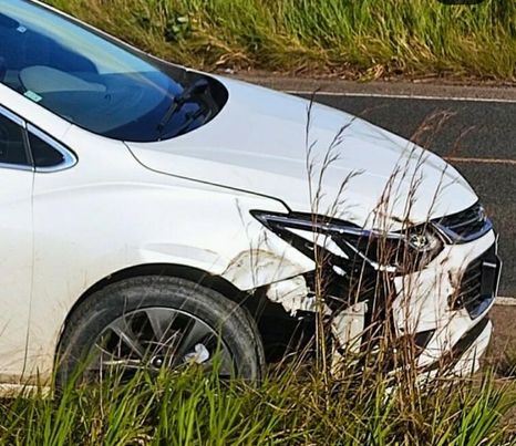 Pneus de carreta se desprendem e atinge carro de passeio na BR-101 em Esplanada