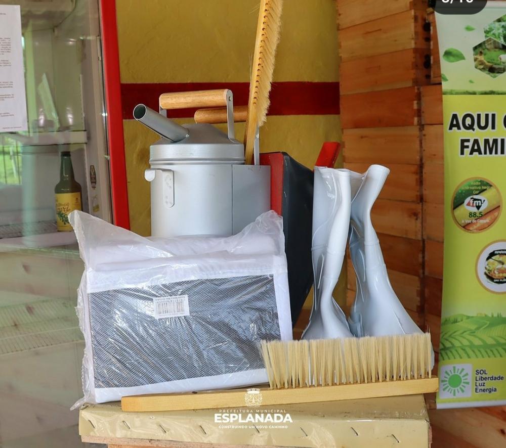 Prefeito Nandinho da Serraria realiza entregas de kits para Apicultores na Região da Praia
