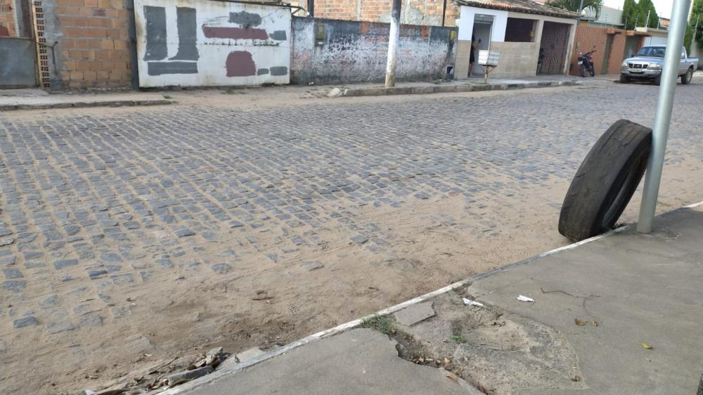 Após matéria do Esplanada Notícias lixo é removido na rua dos Capuchinhos