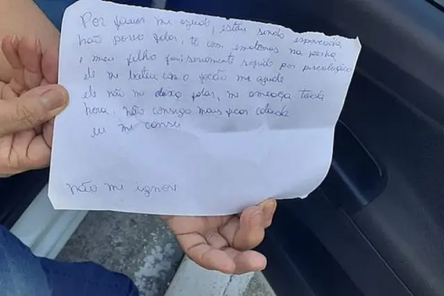 Mulher relata agressões em bilhete na matrícula de filho; 