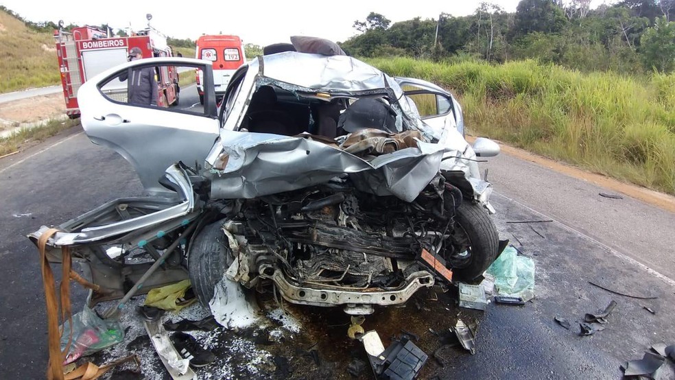 Duas pessoas morrem após acidente entre carro e caminhão na Bahia