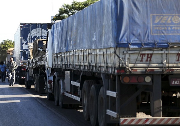 Caminhoneiros comemoram intervenção na Petrobras, mas não garantem fim de manifestações