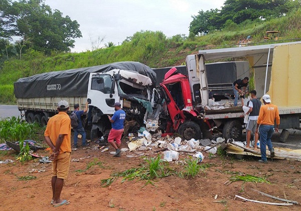 Batida frontal entre duas carretas deixa um homem morto e um gravemente ferido na BR-101