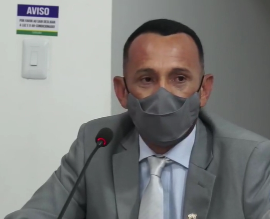 Vereador Lúcio Mauro cobra reforma de quadra de esportes que atende Malvinas e Santa Terezinha