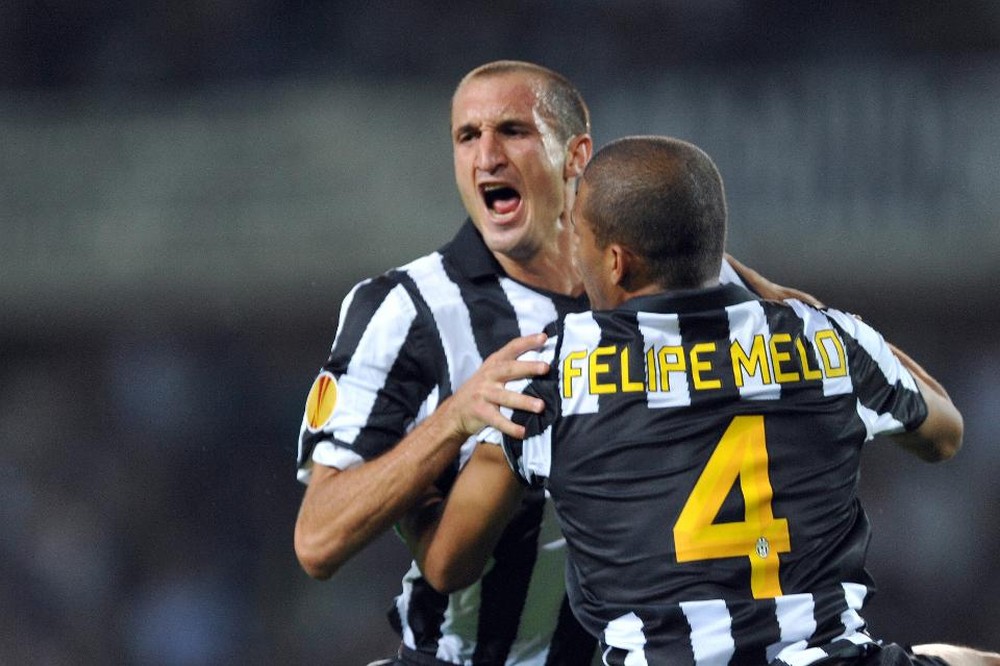 Em biografia, Chiellini chama Felipe Melo de “maçã podre” e diz que Balotelli merecia apanhar