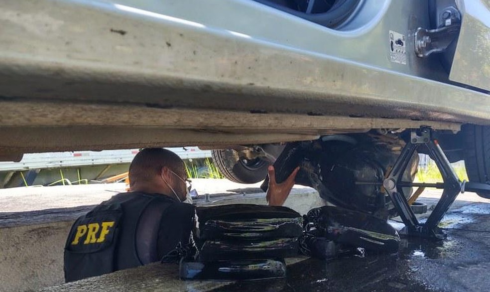 Dois são presos com mais de 10kg de cocaína escondidos em tanque de combustível de carro na Bahia