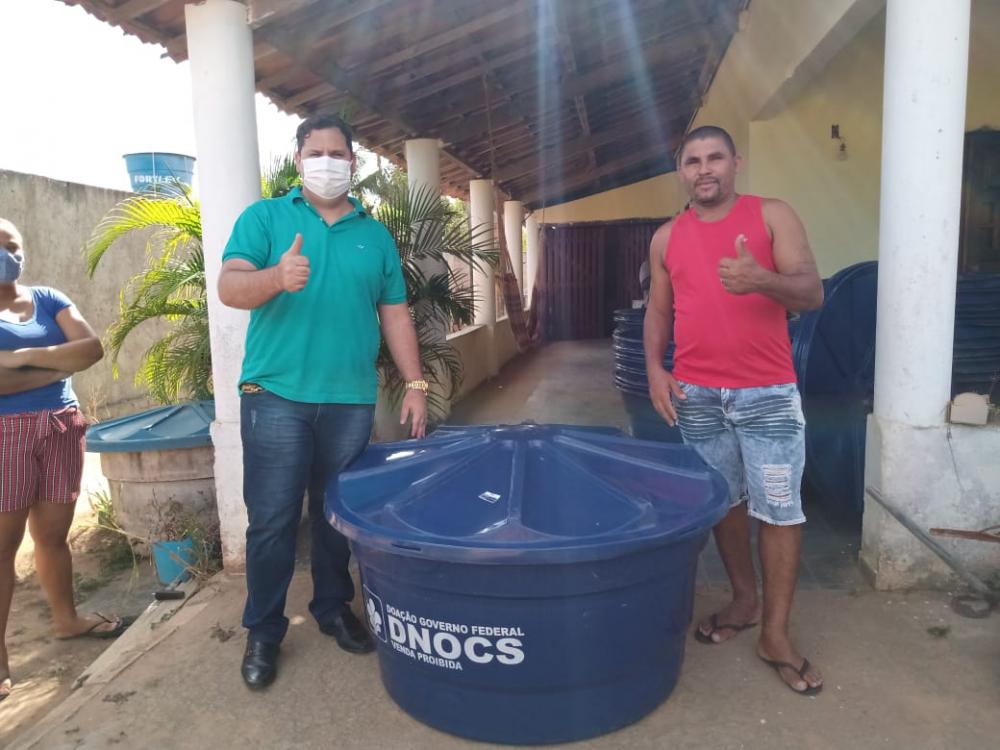 Com apoio do Ministro da Cidadania João Roma Vereador André de Dongo entrega 150 caixa d´ água a famílias esplanadenses