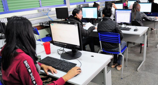 Bolsonaro veta garantia de internet à rede pública de ensino