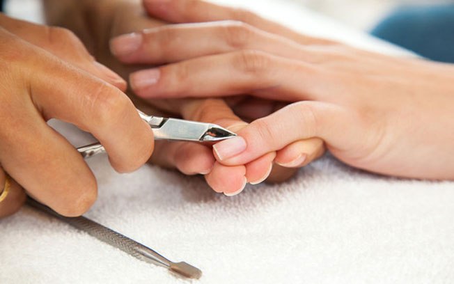 Manicures realizam serviço gratuito para população na Escola Mega Curso em Esplanada
