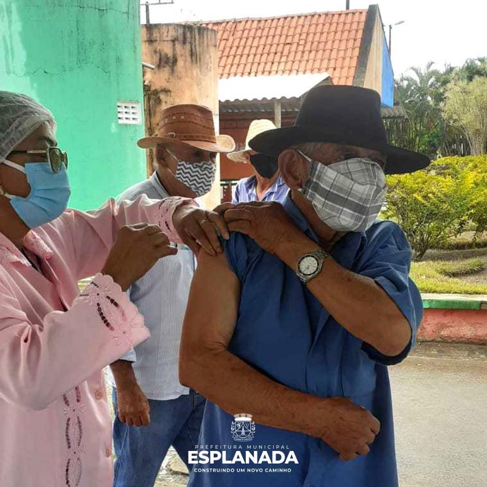 Secretaria de Saúde de Esplanada inicia vacinação de idosos de 70 anos em Limões
