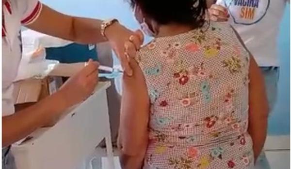 Técnica de enfermagem é flagrada em vídeo fingindo aplicar vacina em idosa na Bahia e acaba afastada
