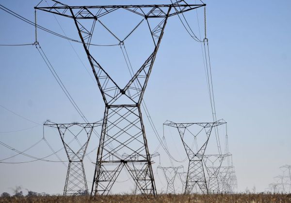 Aneel proíbe corte de energia elétrica de famílias de baixa renda