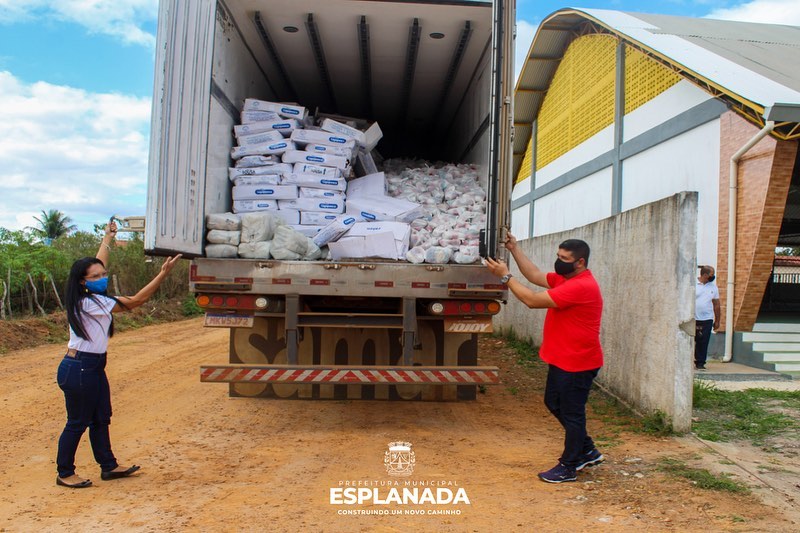 Peixes começam a ser distribuídos e populares questionam critérios de seleção em Esplanada