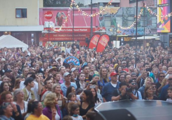 Com pandemia controlada, Nova Zelândia leva 120 mil pessoas às ruas em festival