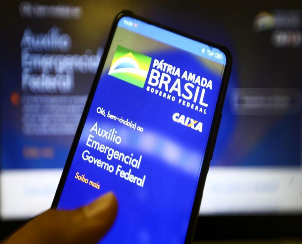 Pessoas que receberam auxílio emergencial terão cobrança do governo pelo celular