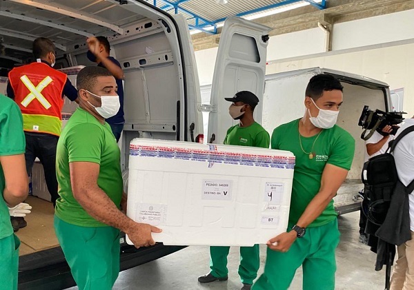 Bahia recebe novo lote com 396 mil doses de vacinas