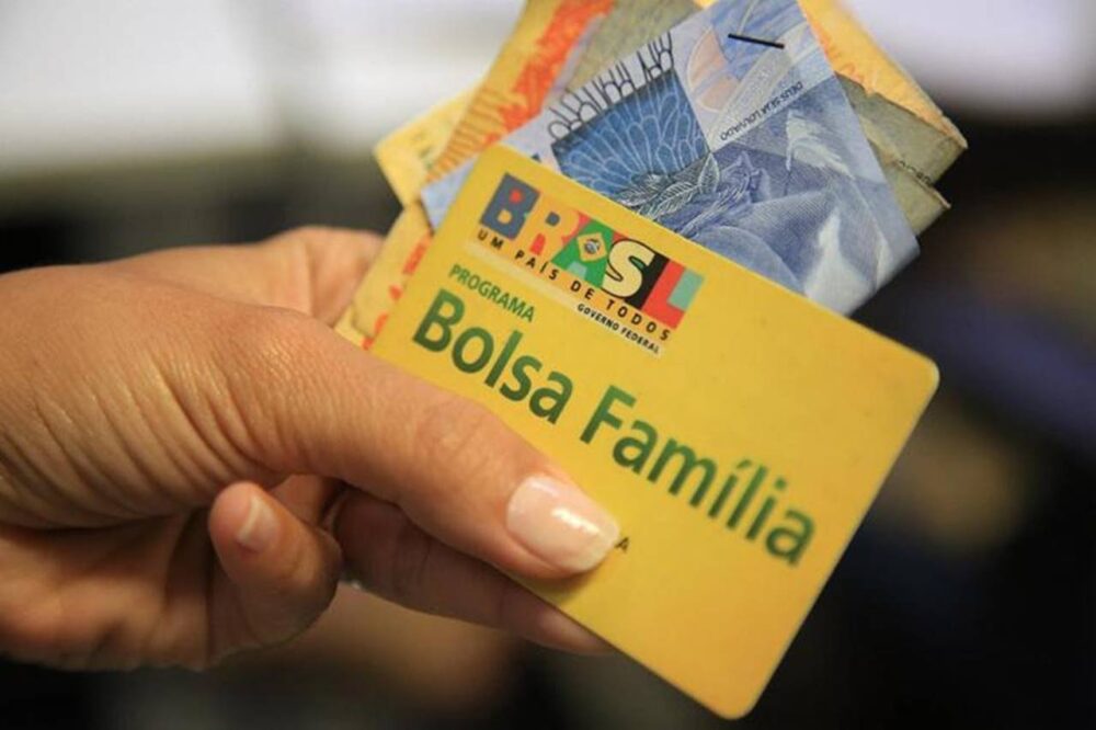 Beneficiários do Bolsa Família começam a receber auxílio emergencial; pagamento é destinado ao grupo com final de NIS 1