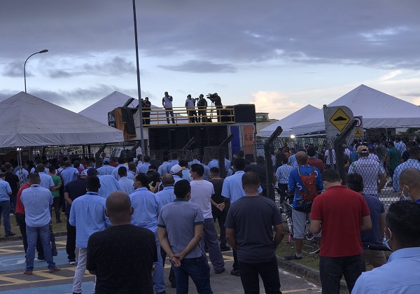 Trabalhadores da Ford se reúnem em assembleia e protestam contra fechamento da montadora