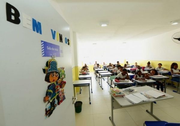 Deputados aprovam lei que torna aulas presenciais como essenciais durante a pandemia