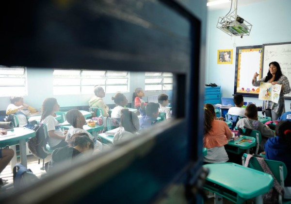 Sindicato ameaça greve se professores não forem vacinados antes de volta às aulas