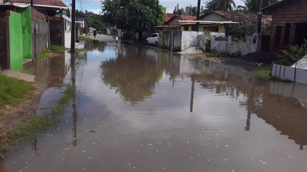 Moradora registra rua totalmente alagada e cobra ação da Prefeitura de Esplanada em Palame