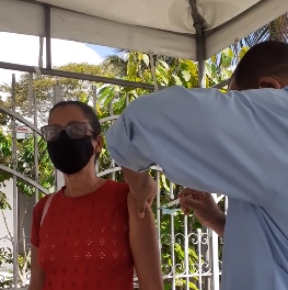 Professora e ex-presidente da Câmara de Vereadores Meire de Ziel é vacinada contra a Covid-19