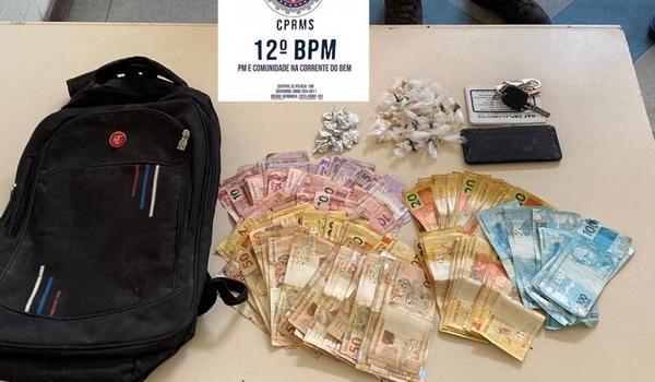 Polícia prende traficante com trouxas de maconha, pedras de crack e mais de R$ 6mil em Camaçari