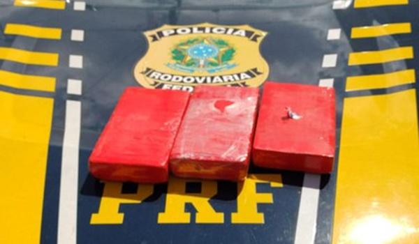 Passageira é presa transportando cocaína avaliada em 350 mil reais; ônibus seguia para Salvador