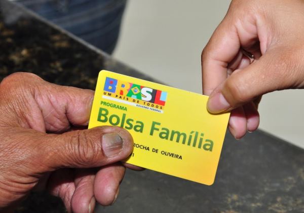 400 mil famílias que estão na fila no Bolsa Família não receberam auxílio, diz jornal
